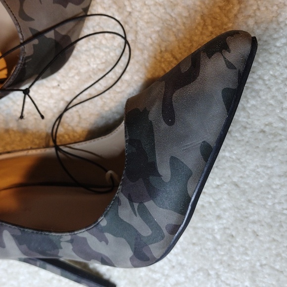 Wild Diva Lounge women's green and gray camo print heels. NWOT. Size 8.5 - Picture 2 of 8